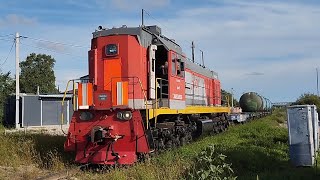 Маневровый тепловоз ТЭМ18ДМ-1296 с грузовыми вагонами