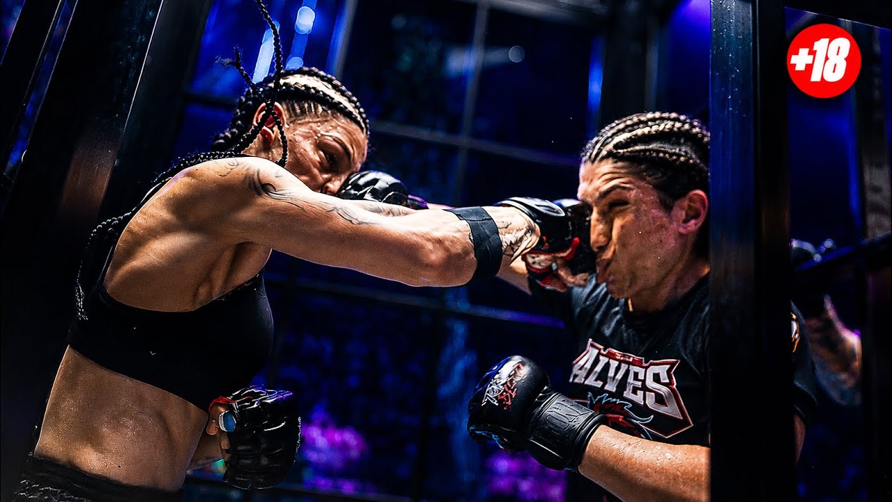 2 MUJERES PEGÁNDOSE EN UNA CABINA TELEFÓNICA | Combate Completo | DWT4 Tokyo Blood