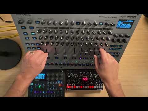 Atmospheric Minimal Techno sketch 13 (TR1000 & Digitone 2 & ES Bassline)