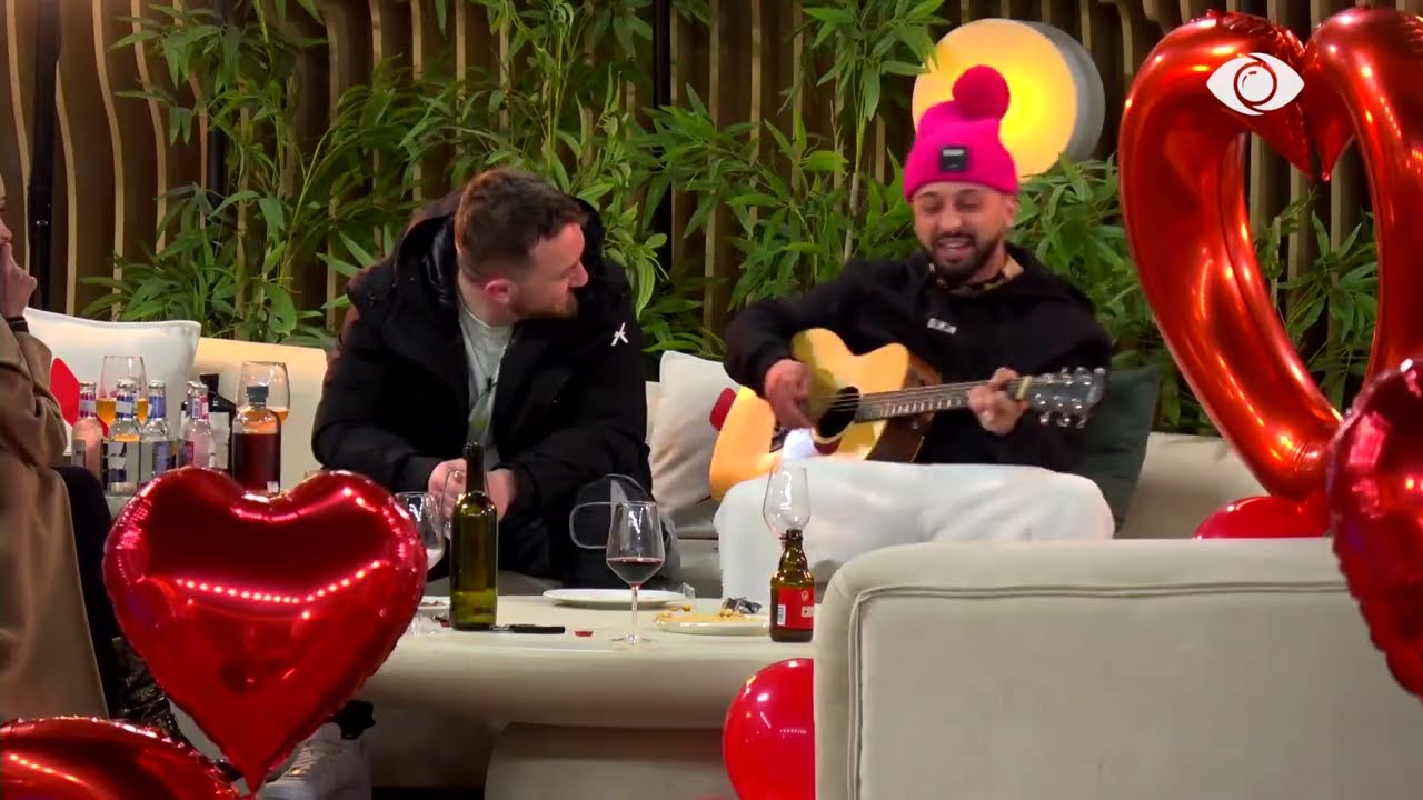 Gjesti këndon këngën e tij me kitarë para banorëve