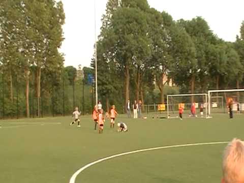 13 mei 2011 Hercules F4 - VV De Meern F7 3-2 Bas herstelt hakje
