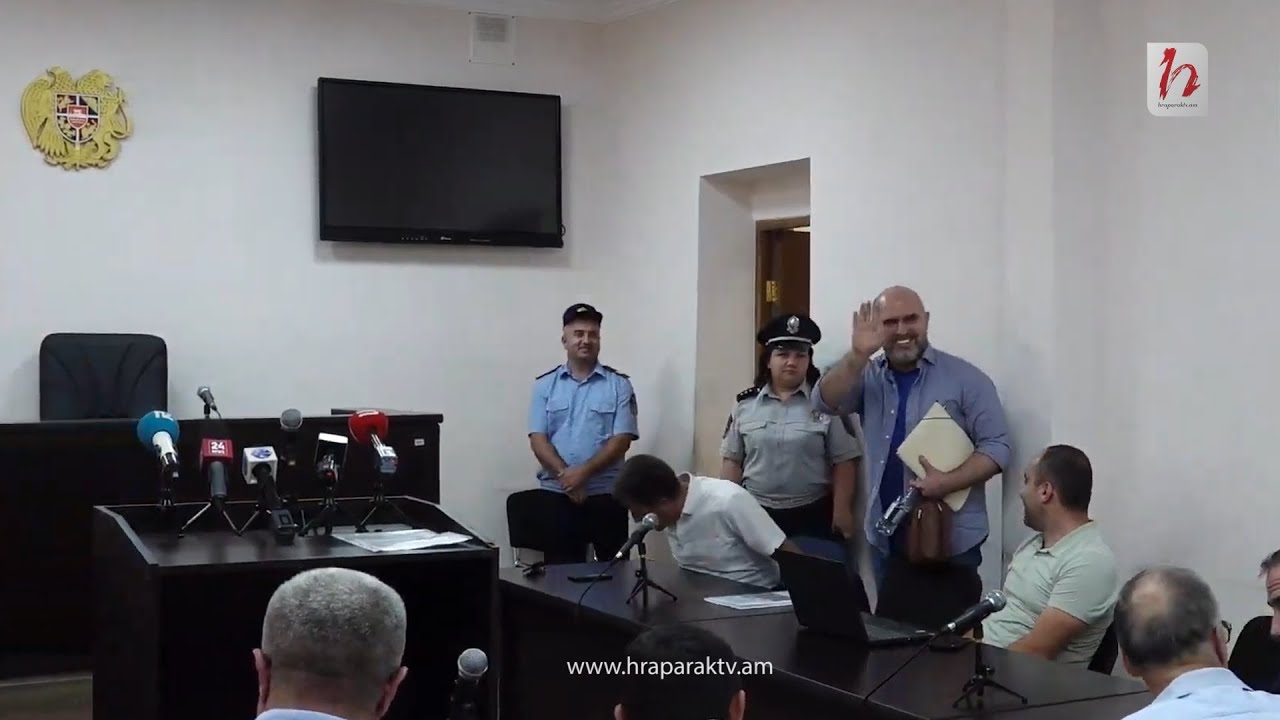 Դատարանի դահլիճում Արմեն Աշոտյանին դիմավորում են ծափերով և վանկարկումներով