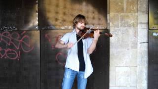 Paris street violinist plays Chopin nocturne