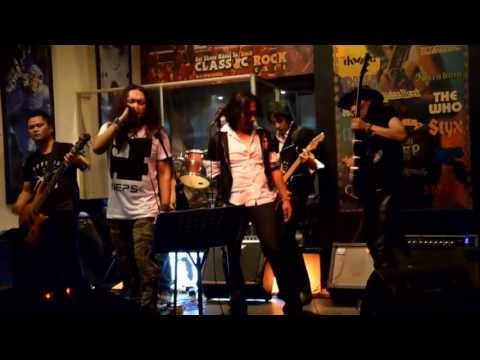 Rino Casmir feat Ixan Rantas - Don't Cry (Tribute GN'R) at Classic Rock Cafe Bandung Don Cry