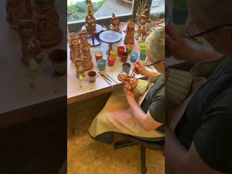 Dekorování keramické figurky glazurami.
