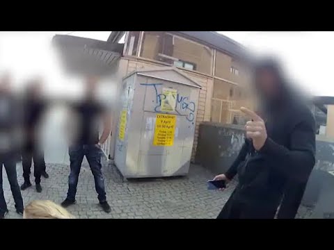Här omringas svensk polis av gängkriminella - vägrar backa undan