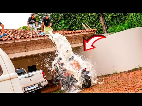 JOGUEI IOGURTE PODRE NA MOTO NOVA DO MEU AMIGO POLICIAL