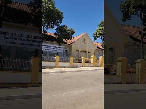Minha mamãe mostrou um pouco da escola que ela estudou.