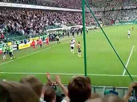 Dosa Junior i drużyna cieszą się po zdobyciu bramki.