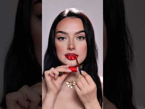 Perfect red lips hack 😍#beautyhacks org @5minutecrafthouse