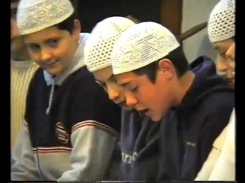 Nga Arkivi Fetar i Tv Uskanës : Nxënësit e mektebit të xhamisë Sulltan Pajaziti në Kërçovë