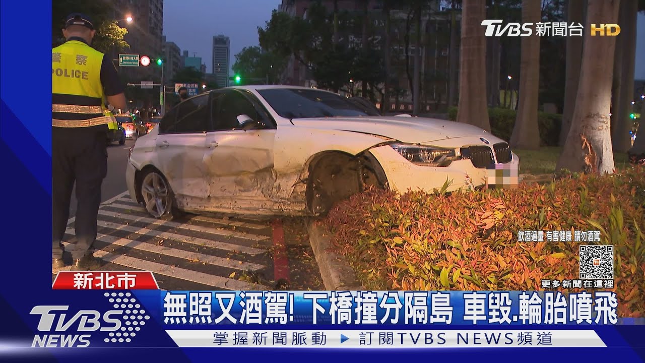 無照又酒駕!下橋撞分隔島 車毀、輪胎噴飛