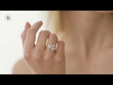 BAUNAT - Ring in white gold with cushion diamond and round diamonds