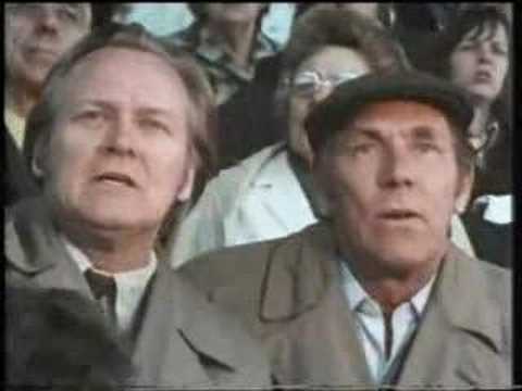 Danskdödaren kollar fotboll!