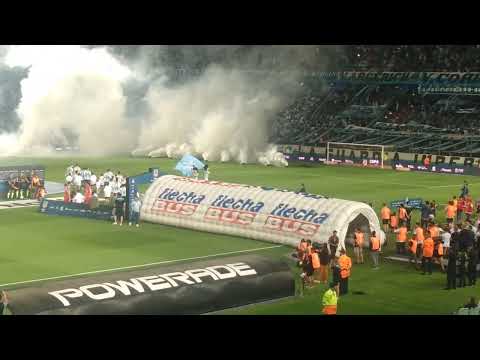 ""ESPECTACULAR RECIBIMIENTO DE LA HINCHADA DE RACING EN EL CILINDRO " #racing #azzaro #hinc" Barra: La Guardia Imperial &bull; Club: Racing Club