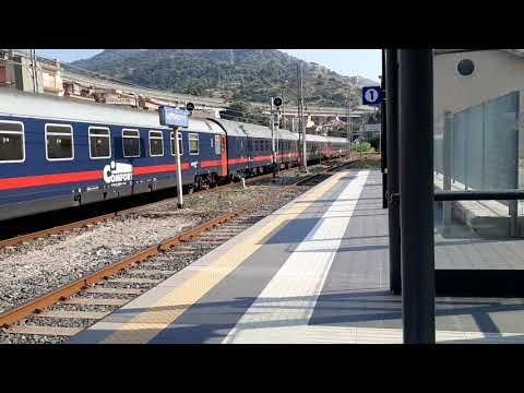 Il treno Intercitynotte 1561 Roma Termini-Siracusa in transito alla stazione di letojanni