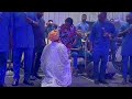 ADEYINKA ALASEYORI ON HER KNEELS FOR KING SUNNY ADE AND BABA PRAYED FOR HER WHOLEHEARTEDLY 💝