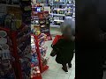 Vrouwen maken van drogisterij een grabbelton
