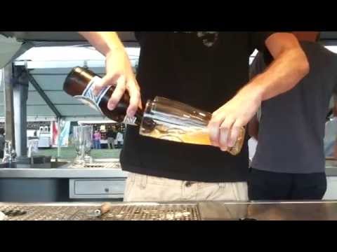 2 Gutmann Weißbier gleichzeitig richtig einschenken