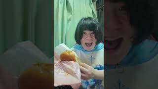 泣いてる男の子にハンバーガー分けてあげたよ。ちいかわ系男子 #ちいかわ