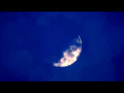 Moon through the clouds Luna escondiéndose detrás de las nubes القمر مثير
