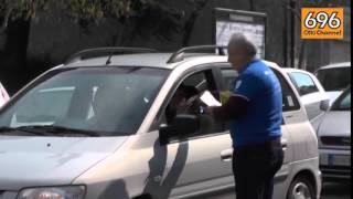 poliziotti-lavavetri-per-protesta