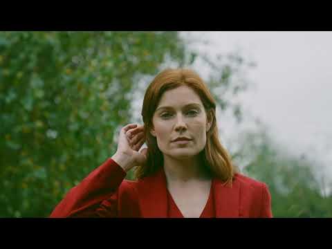 Terno feminino de três peças confeccionado em mix de caxemira e lã