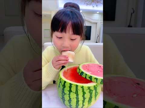 😱 الصغير يكره الدواء... لكن خدعة إيما السحرية جعلته يشربه! 🍭💊~#shorts