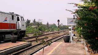 preview picture of video 'Jarang Terjadi, KA Lokal PWK Bersilang dengan KA Argo Parahyangan di lintas double track'