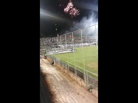 "Recibimiento en las malas La Barra del Olimpia (LBDO). OLIMPIA vs Libertad 19-10-2013" Barra: La Barra 79 &bull; Club: Olimpia