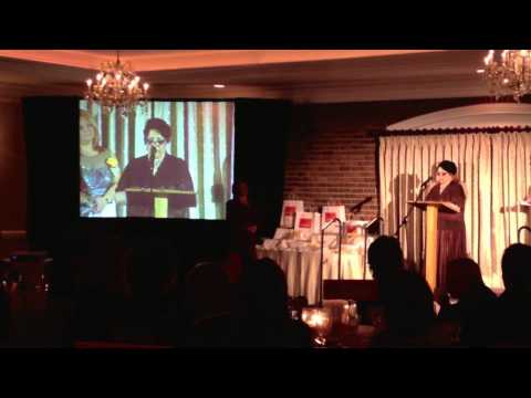 Gloria Domina accepts award for Women in Art