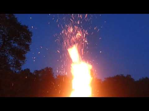 Lagerfeuer mit Bambus