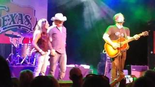Jack Ingram - Goodnight Moon (Love at Billy Bobs) with special guests Chip and Joanna Gaines