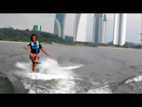 2012-11-28 Nurul Anis practising toe hold crossing wakes in Putrajaya