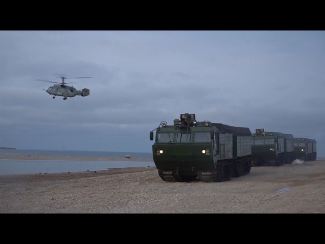 Fuerzas rusas realizan ejercicios de desembarco en la costa de una isla ártica