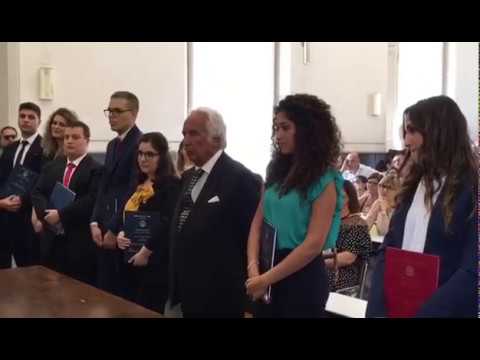 Mal di testa nella parte posteriore della testa e del collo mani intorpidite Il ginocchio di bloccaggio del raccordo invece del gesso