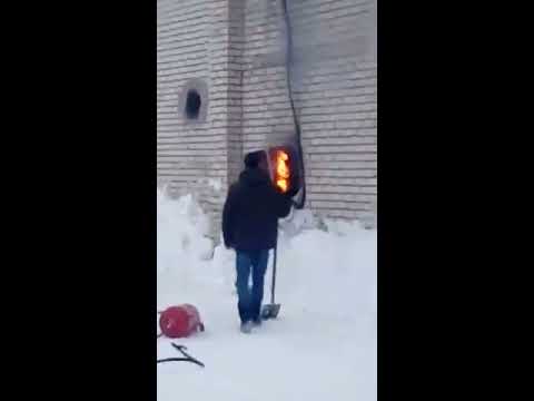 Почему не следует тушить электрощит снегом?