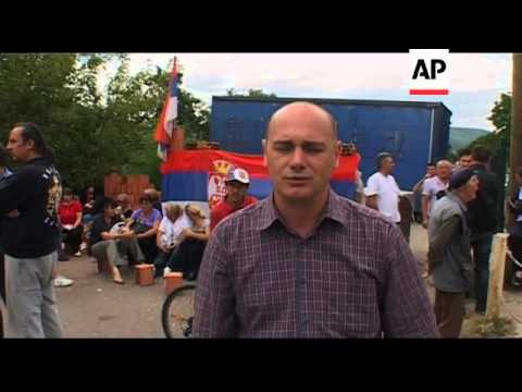 Serbs face NATO troops as road blocks remain