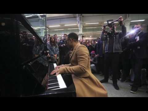 JOHN LEGEND PERFORMS  ORDINARY PEOPLE AT ST PANCRAS INTERNATIONAL STATION