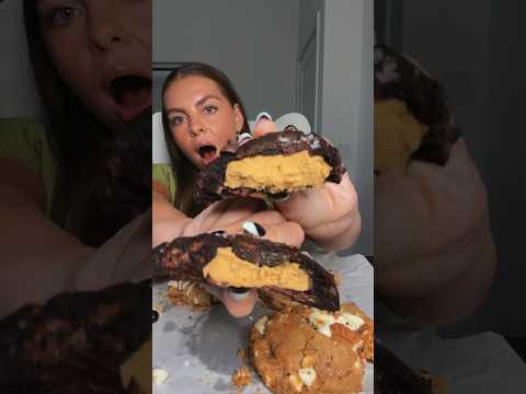 Baked cookies in LA asmr 🍪✨ #cookiemukbang #gourmetcookies #cookiesandmilk #asmrfood