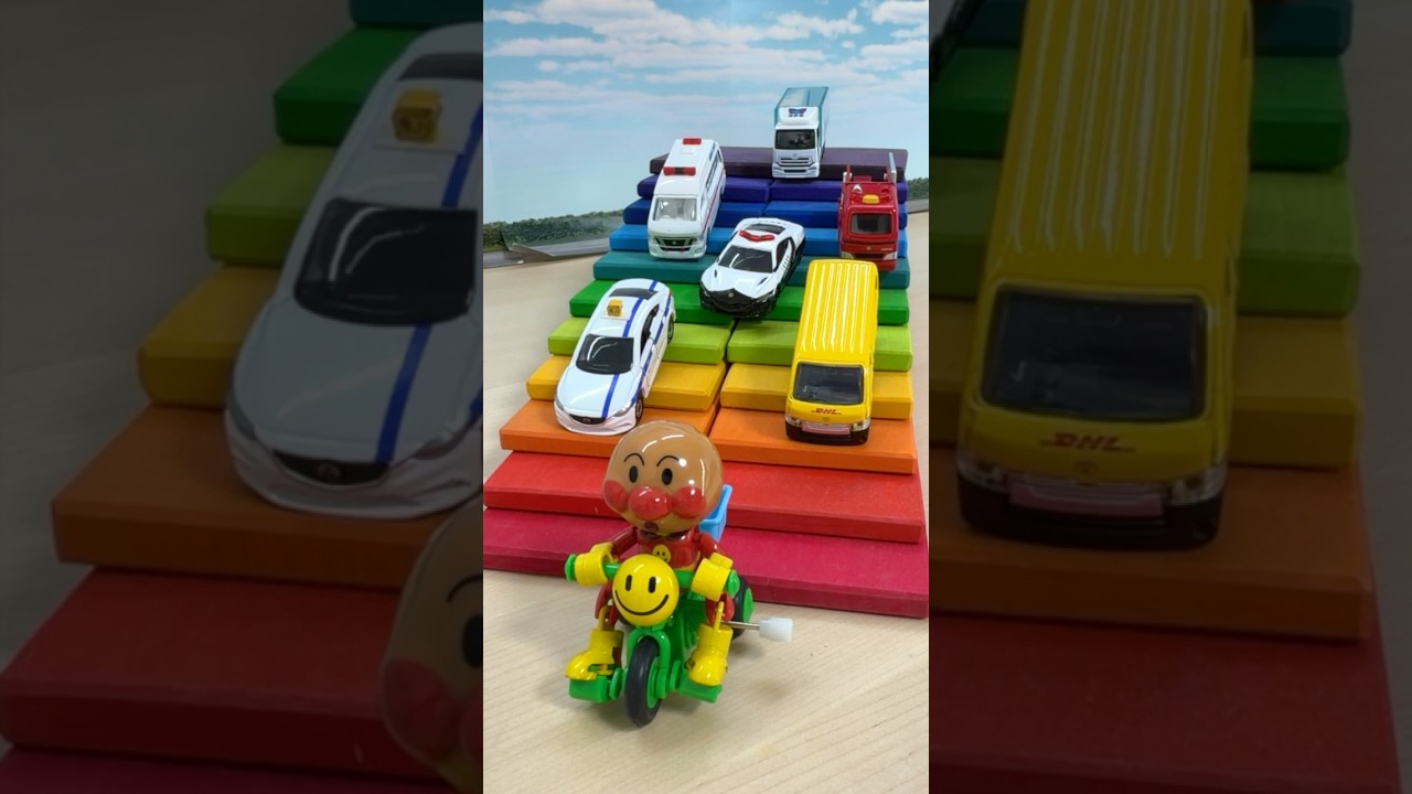 迫力の走行音!レインボー階段をトミカ はたらくくるま 6台のミニカーが走行! #shorts #トミカ #はたらくくるま @OmotyaRanger