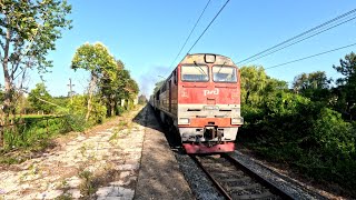 Пассажирский поезд под тепловозом 2ТЭ116У-0238 проходит заброшенную платформу Гячрыпш. 04/07/2024.