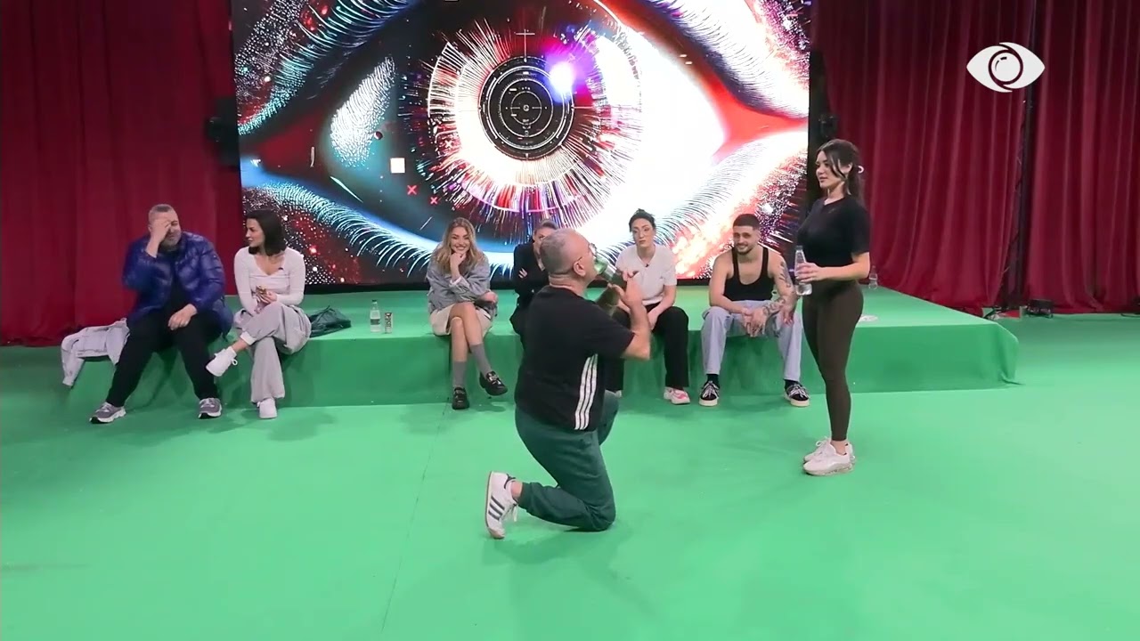 Artani performon para banorëve pjesën e tij të koreografisë