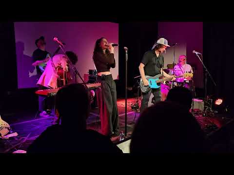 Puding Pani Elvisovej - Šťastie Live At Malý Berlín 2025