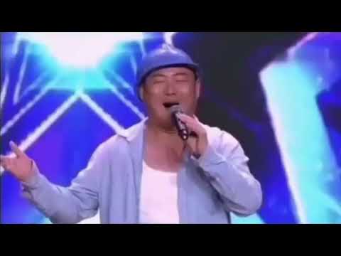 صاحب اغرب ضحكة تحولك إلى اغنية