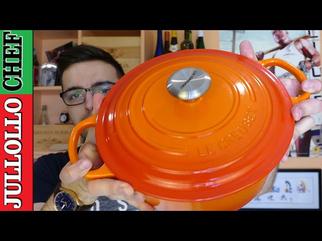 Vídeo relacionado con Le Creuset Cocotte redonda de hierro fundido, 26 cm, 5, 3 L, Todas Las Fuentes de Calor incluso inducción, Cereza, 21177260602430