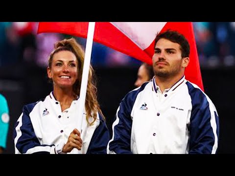 JO PARIS 2024 - Hilare, Antoine Dupont frôle la chute : Les porte-drapeaux au Stade de France