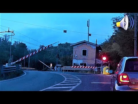 Passaggio a livello Vallerana in attesa del treno # railroad crossing # bahnübergang