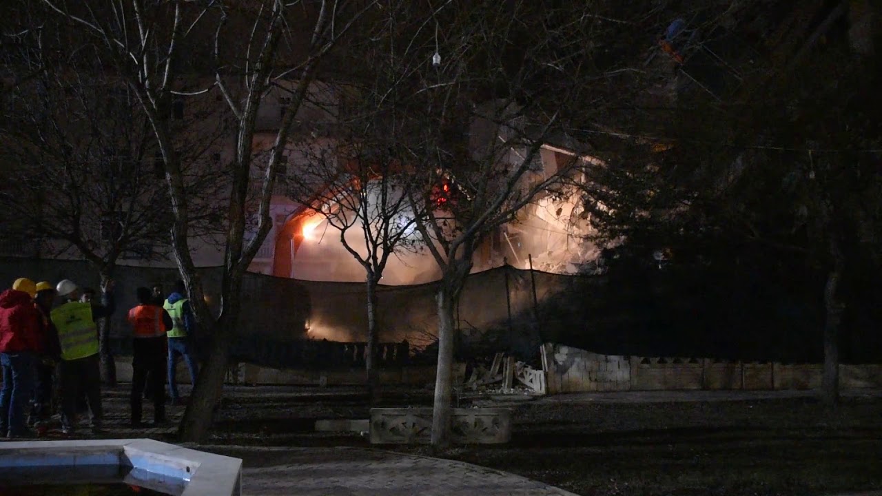 Elazığ depreminde yıkılan Sürsürü bölgesinde gece çekimi 