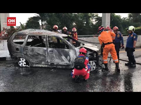 Kecelakaan Tol Cikampek, Minibus Terbakar Ditabrak Pikap